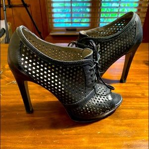 Size 6 Vince Camuto lace-up heels